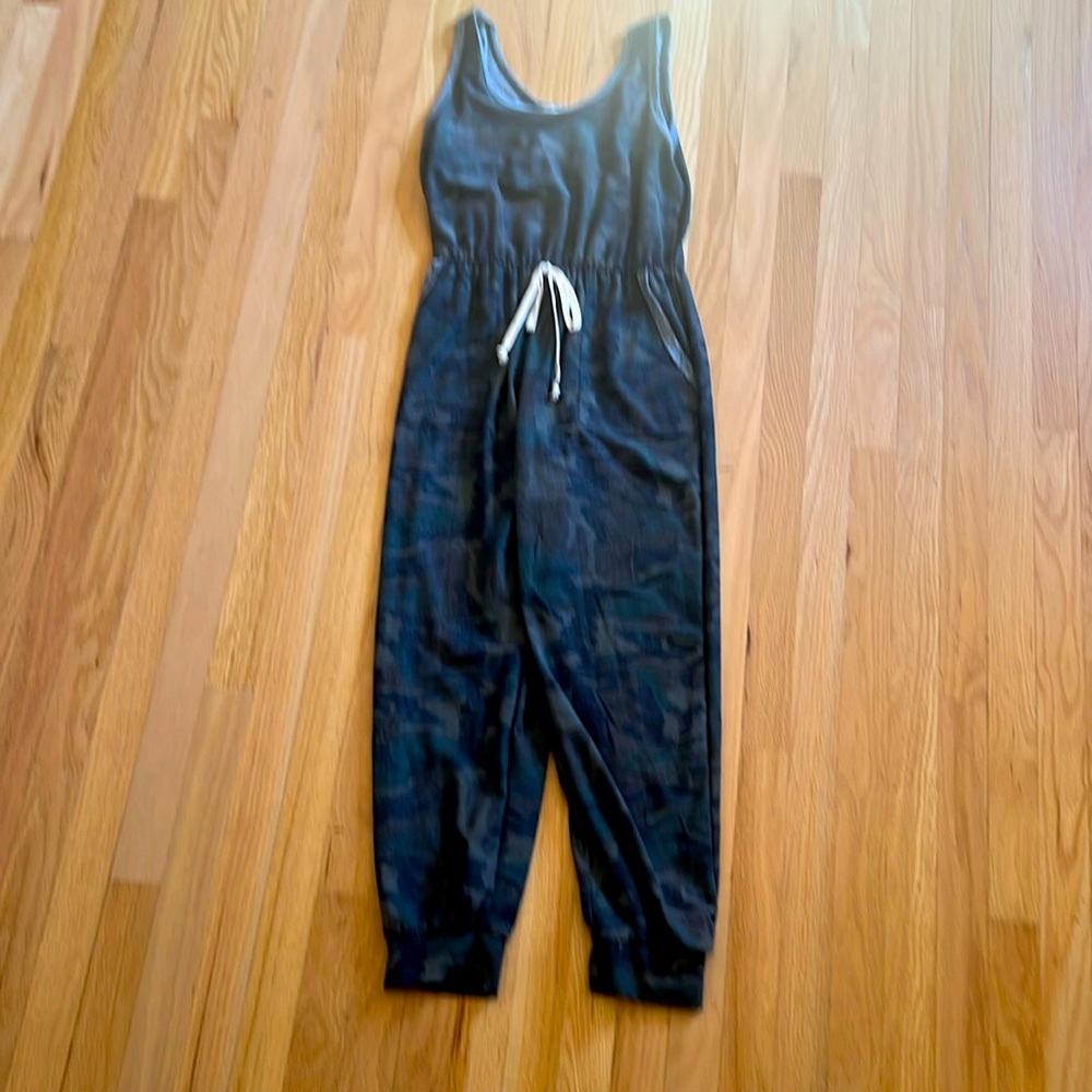 Comfy jumpsuit. Camo print. Size L